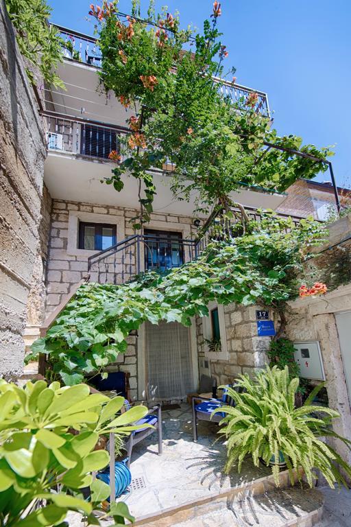 Apartments Villa Anka Komiža Exterior foto