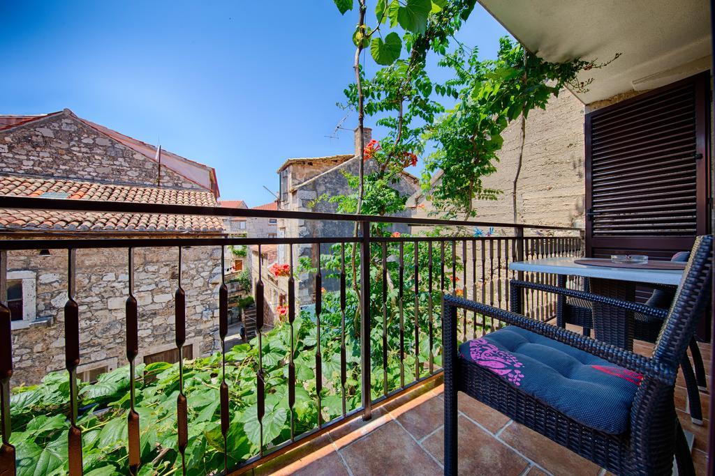 Apartments Villa Anka Komiža Exterior foto